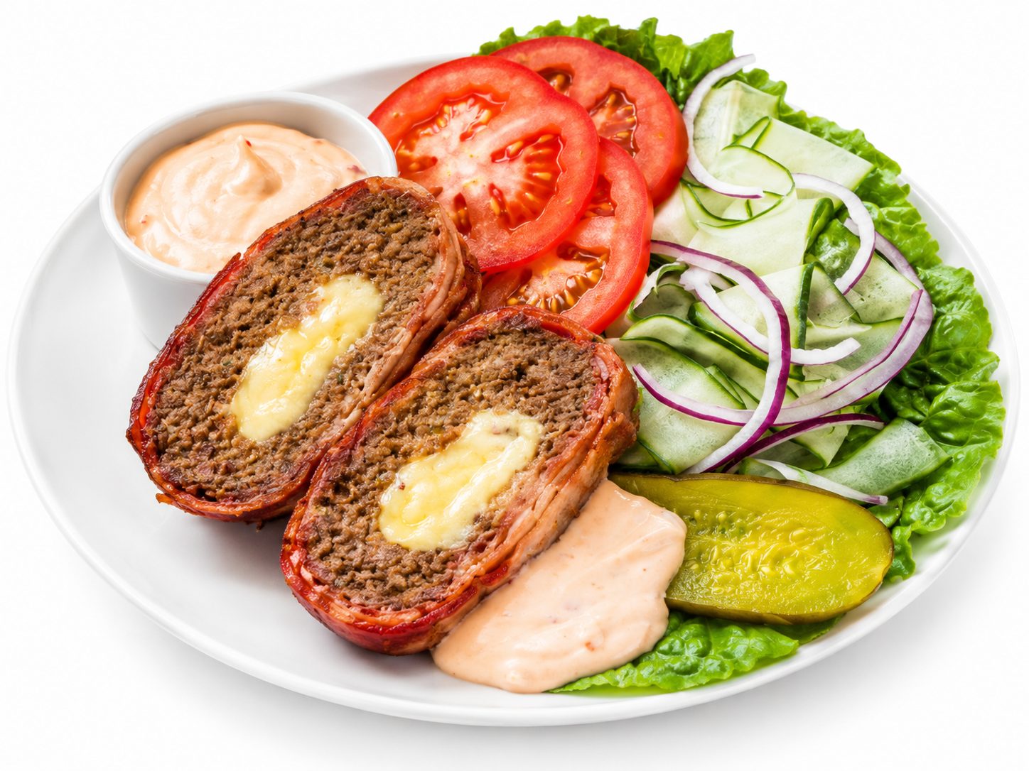 Мясной рулет для кето-чизбургера с майонезом барбекю — готовое блюдо